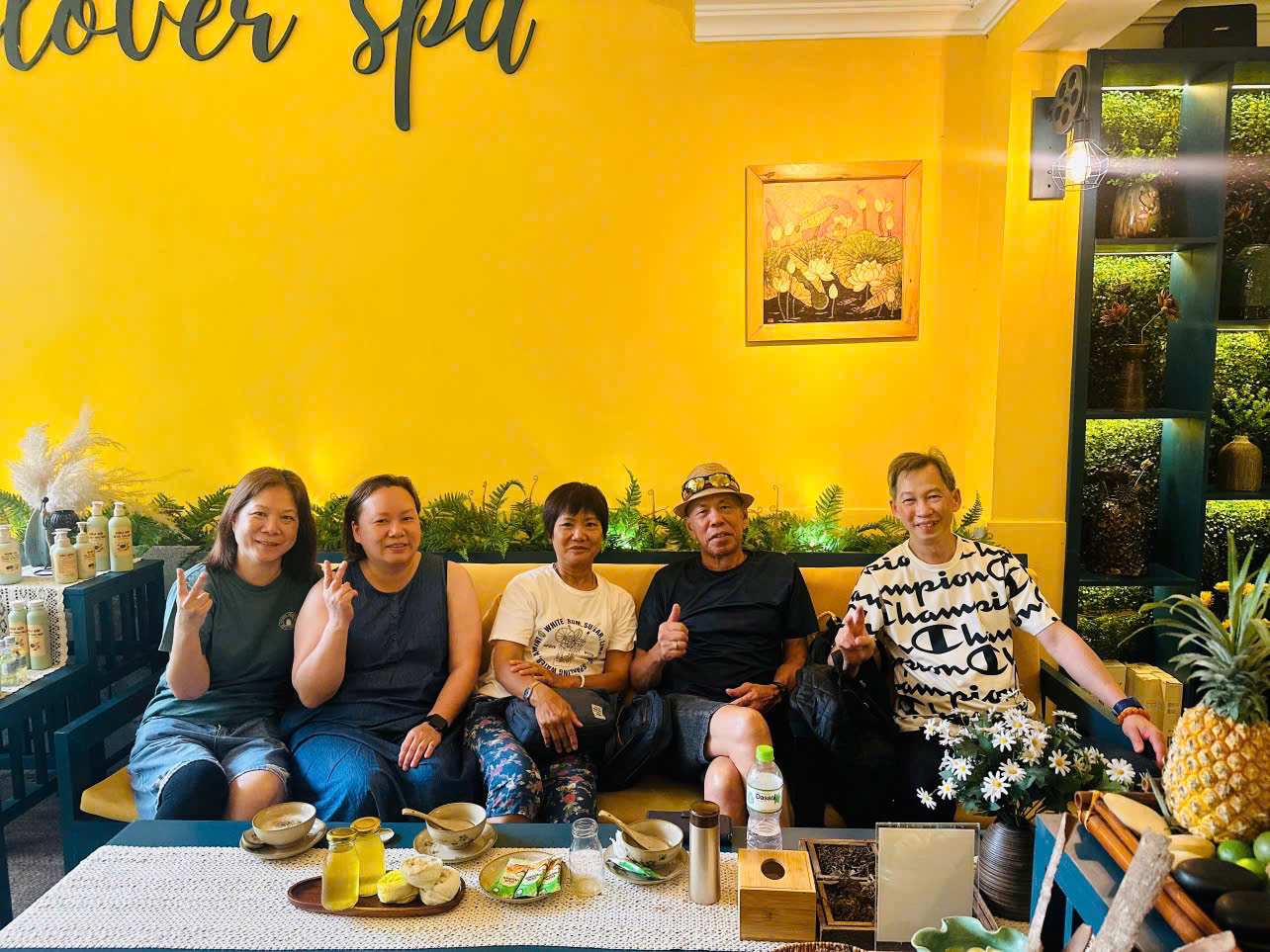 khách sử dụng dịch vụ tại clover spa 