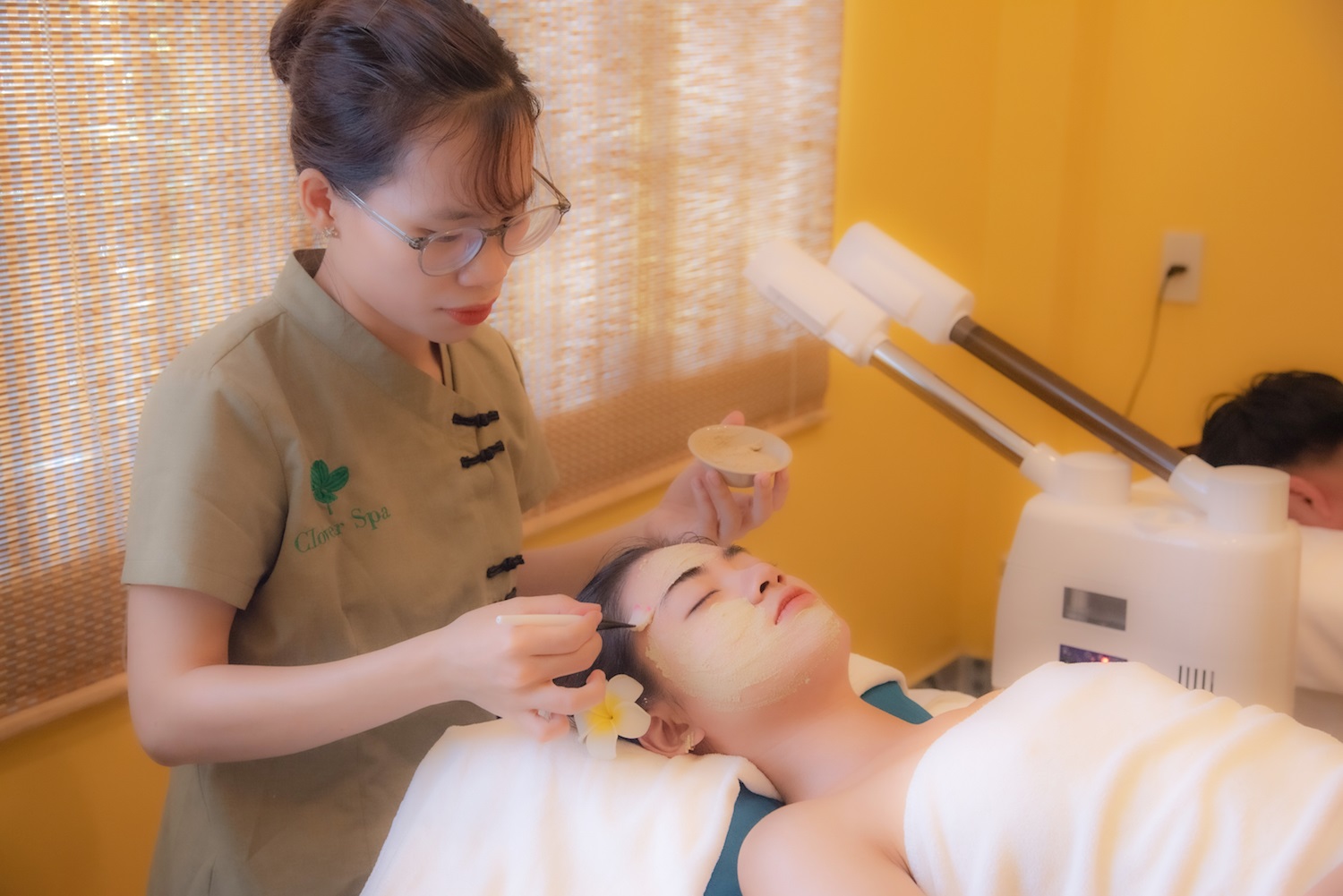 dịch vụ chăm sóc da mặt tại clover spa 