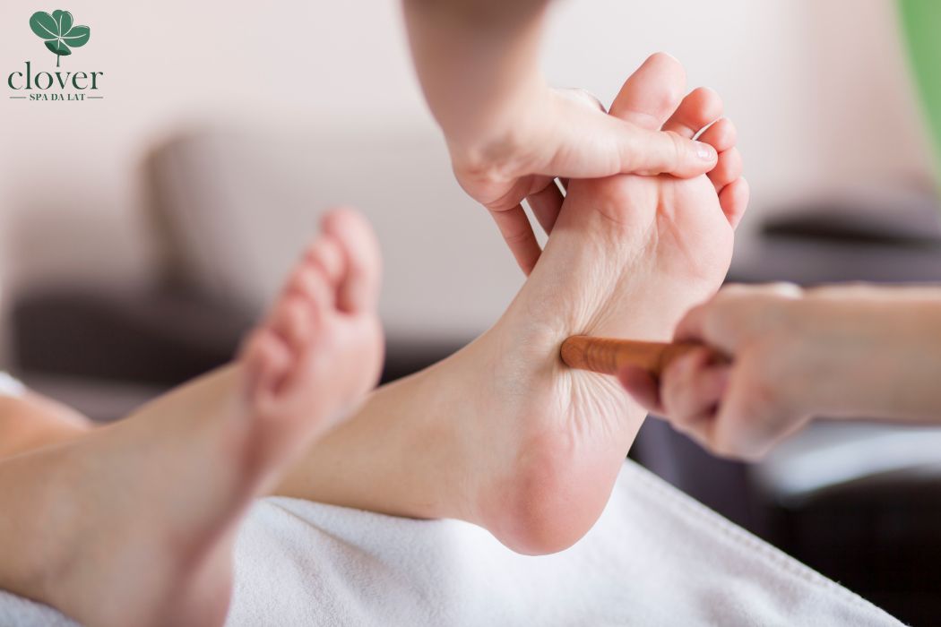 dịch vụ massage chân tại clover spa 