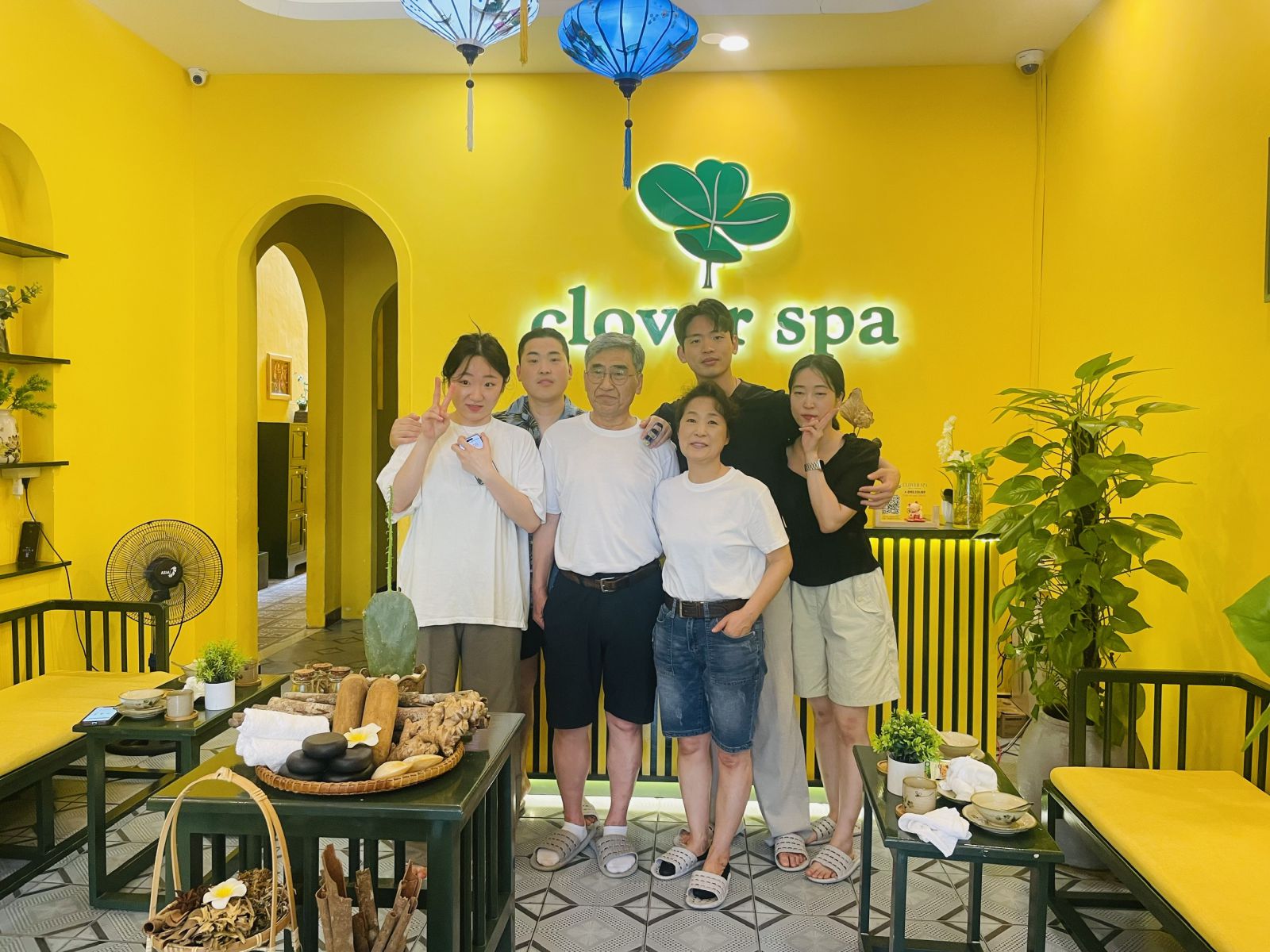 khách sử dụng dịch vụ tại Clover spa