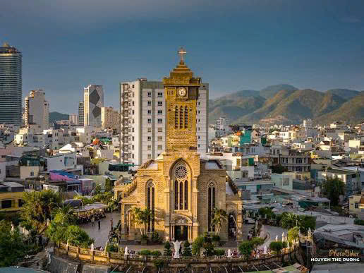 Nhà thờ Đá địa danh nổi tiếng được rất nhiều khách lựa chọn