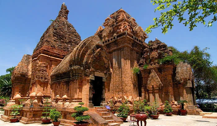 Tháp bà Ponagar di sản văn hoá Chăm Pa cổ kính tại Nha trang